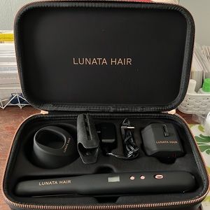 Black cordless Lunata hair straightener 1” rose gold plates